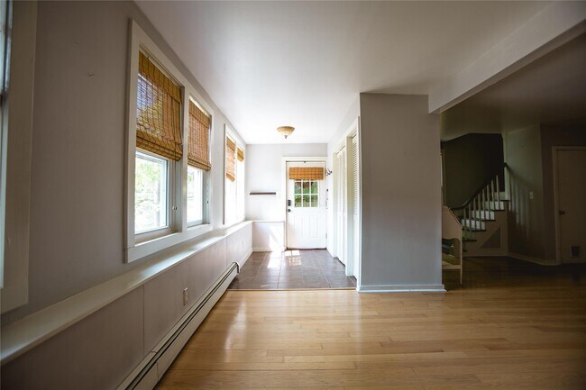 Foto del edificio - 582 Lakes Rd