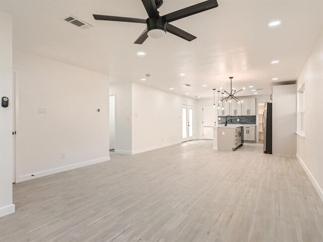 Building Photo - 8416 Maine Dr