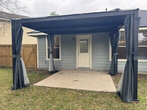 Building Photo - 10 Druids Glen Pl