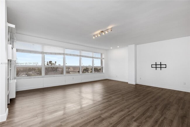Foto del edificio - 4925 Collins Ave