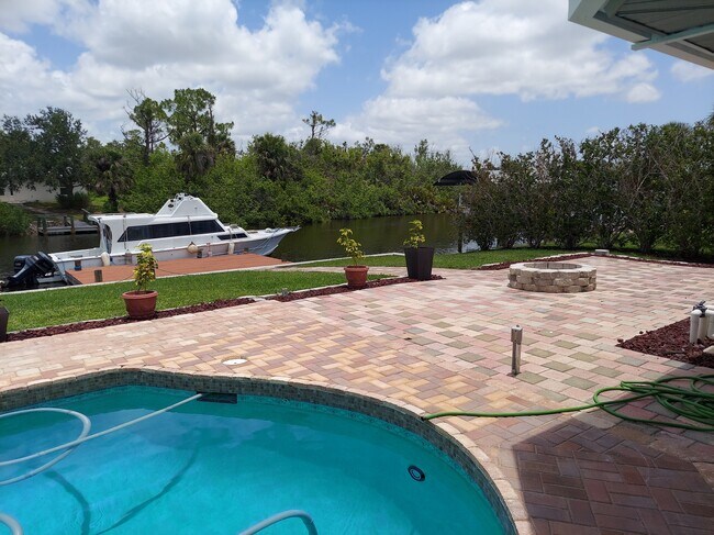 Foto del edificio - 17026 Edgewater Dr