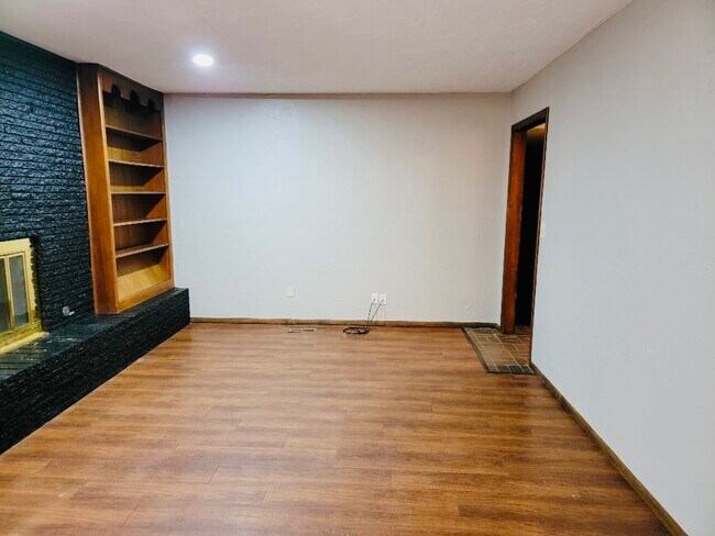 Building Photo - 9600 Sandy Ln