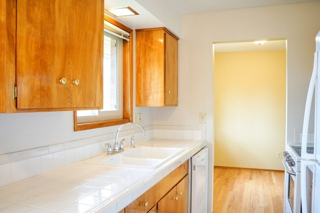 Building Photo - Sprawling 2-Story Mid-Century 4-Bed/2-Bath...