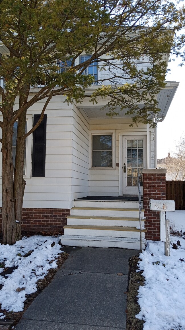 Building Photo - 1226 Blaine Ave