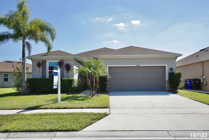 Foto principal - Beautiful 3/ 2 Home with a 2 Car Garage an...