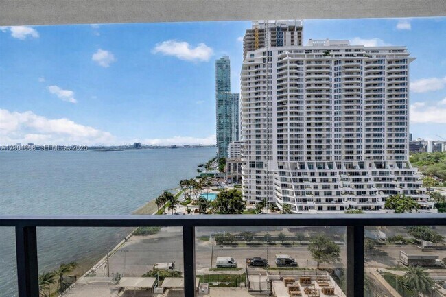 Foto del edificio - 600 NE 36th St