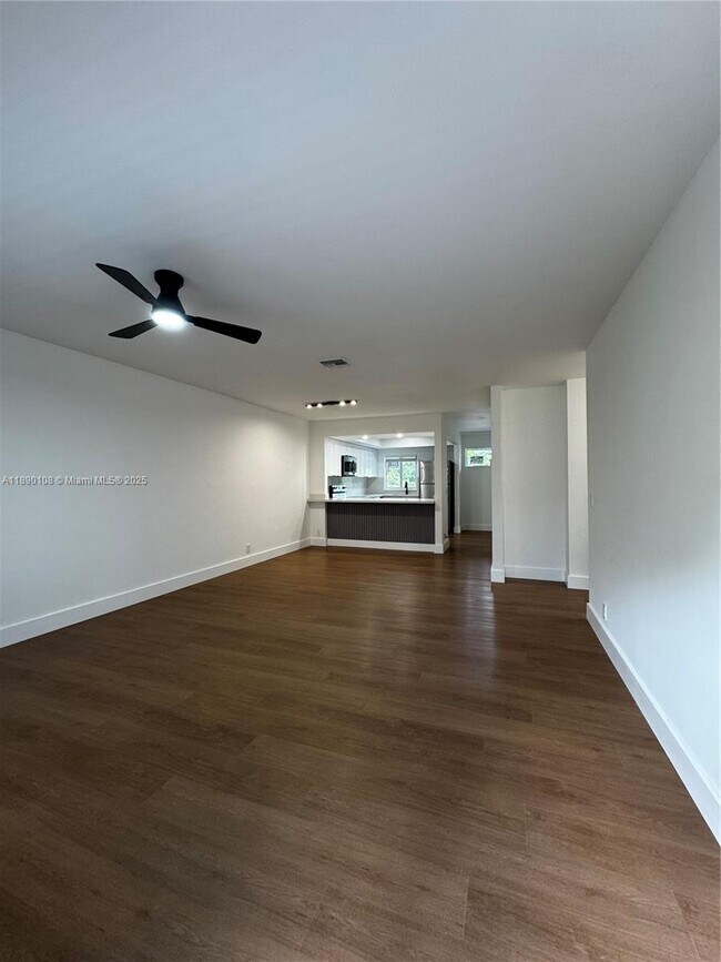 Foto del edificio - 1460 SW 24th Ct