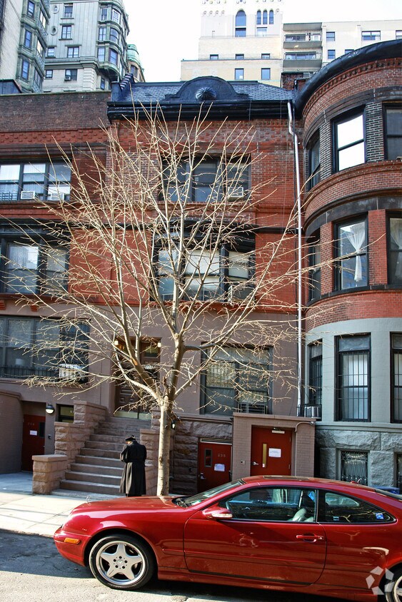 Foto del edificio - 236 W 74th St