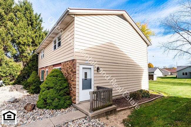 Building Photo - 922-924-926-928 East Avenue