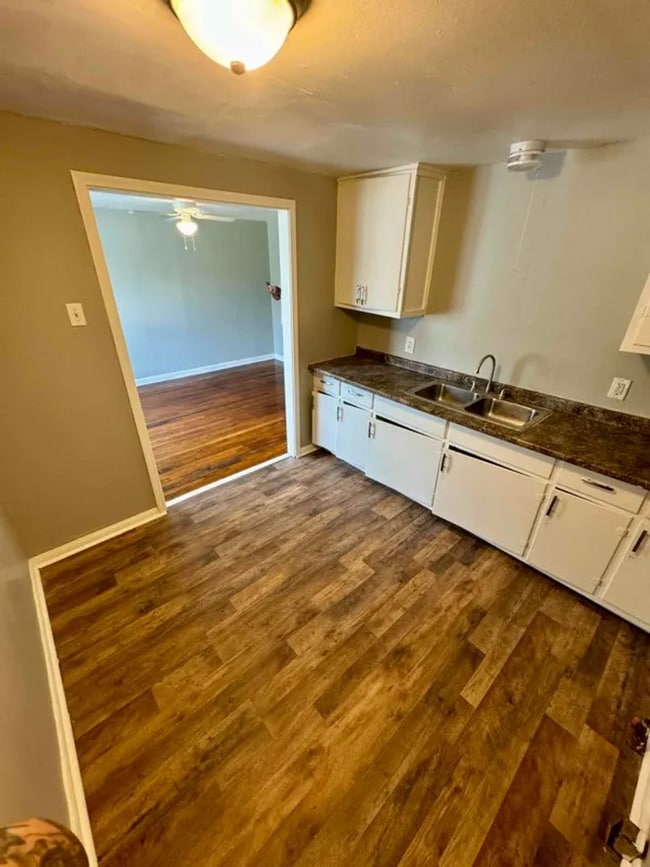 Foto del edificio - 4265 Woodlawn Ave