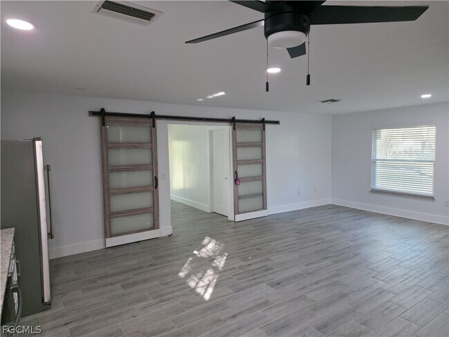 Foto del edificio - 4474 E Riverside Dr