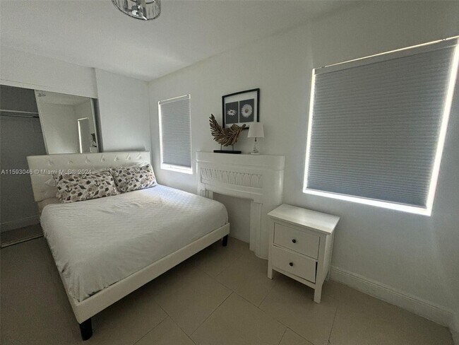 Foto del edificio - 6966 Byron Ave