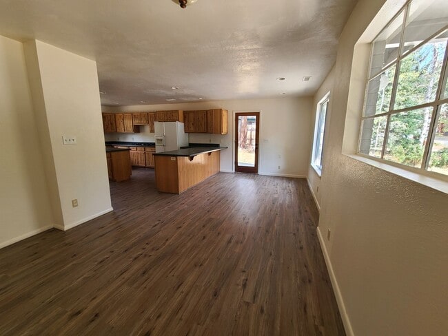 Building Photo - Adorable 3 Bedroom 1 3/4 Bathroom Availabl...