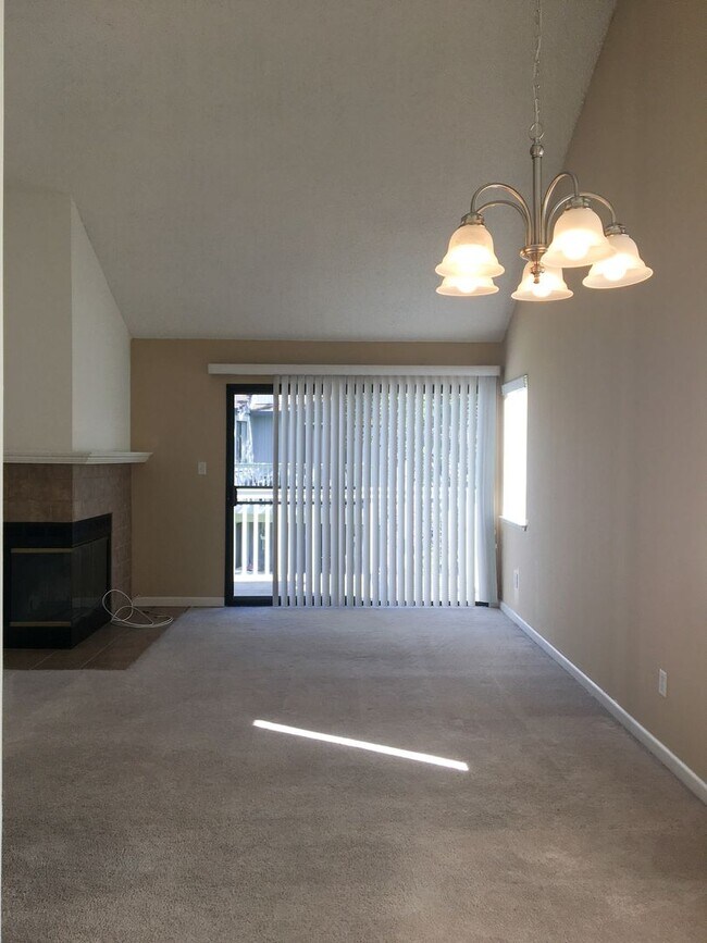 Building Photo - Beautiful 2 Bedroom 2 bath Home in Desirab...