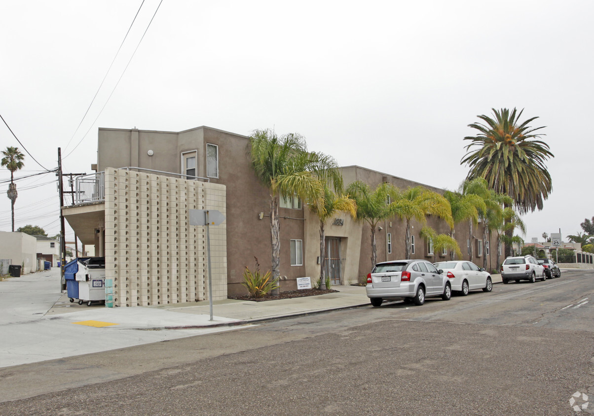 Primary Photo - University Heights Apartments