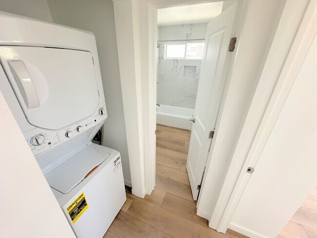 Foto del edificio - Gorgeous 2bd/1ba with washer/dryer and parking!