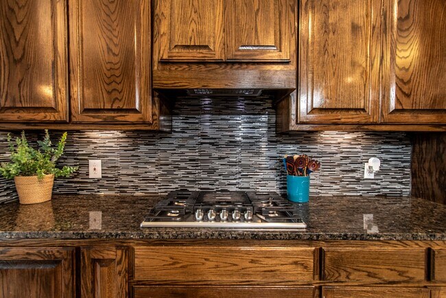 Building Photo - Beautiful Southside Home with Bonus Back Office