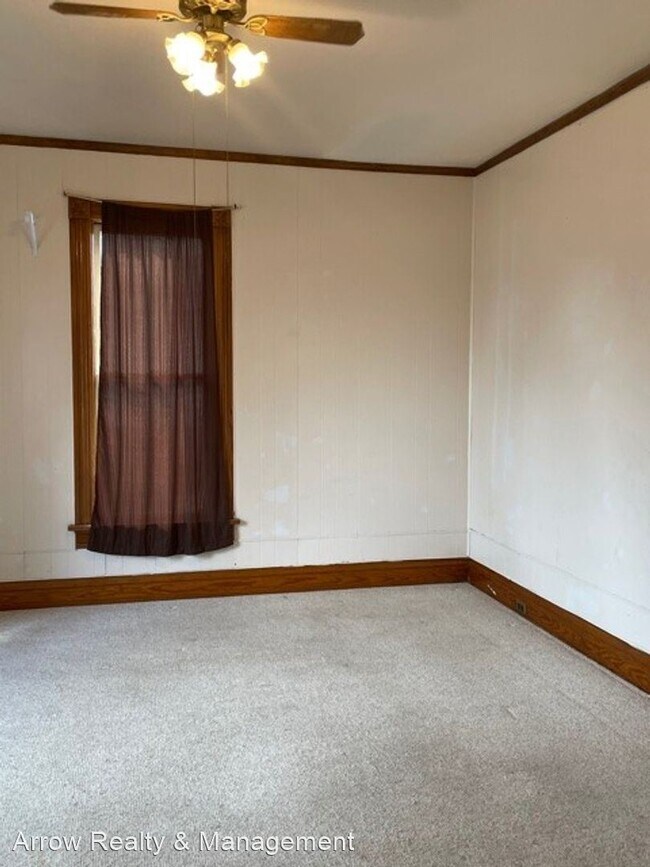 Building Photo - 5 br, 1.5 bath House - 323 Lake Street