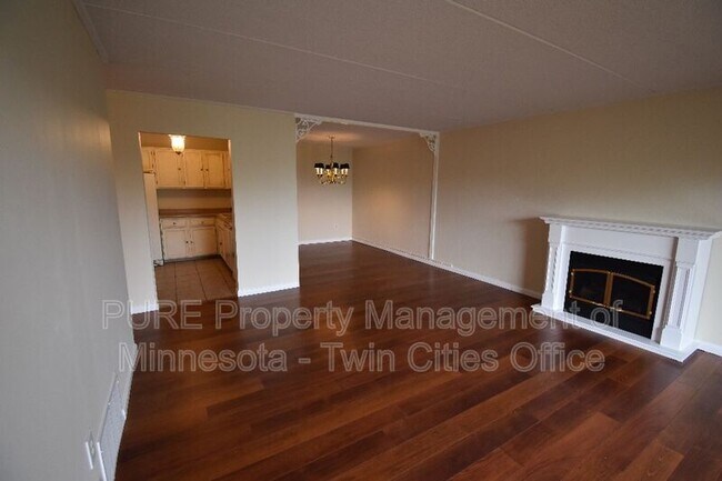 Foto del edificio - 10501 Cedar Lk Rd S