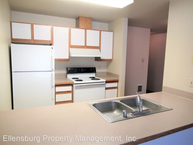 Building Photo - 2 br, 1 bath Apartment - 804 E Juniper Ave.