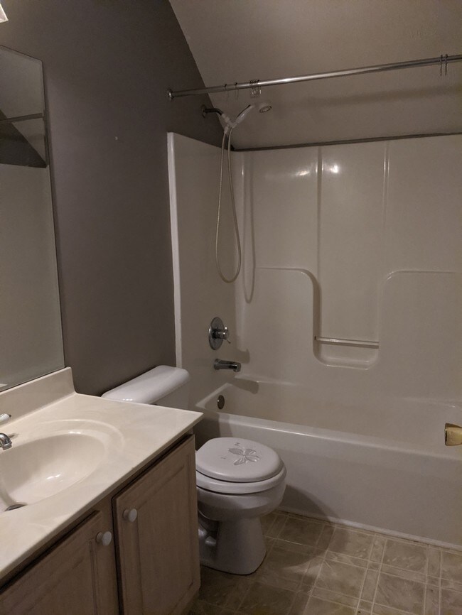 Foto del edificio - 4 Bedroom Home with Basement and Backyard