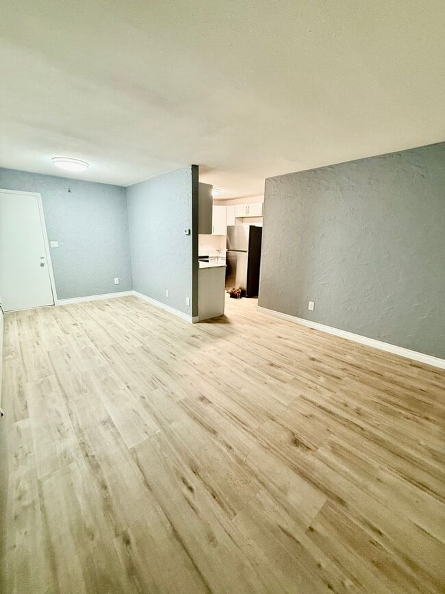 Foto del edificio - Fully Remodeled 2 Bed | 1 Bath Ground-Level Condo – No Stairs!