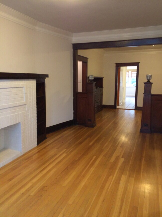 Living room ( no furniture) - 2602 W Winona St
