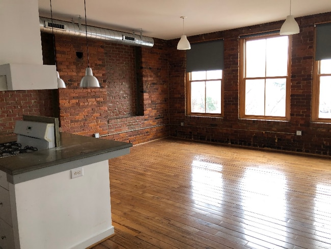 Building Photo - 506 S Elm St