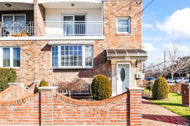 Building Photo - 2081 Royce St