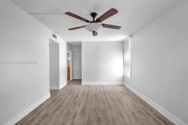 Foto del edificio - 940 NE 199th St