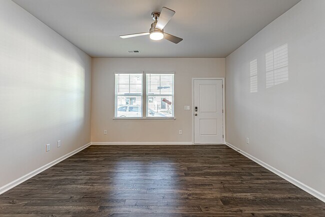 Foto del edificio - Price Improvement! Beautiful Townhome in G...