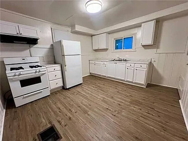 Foto del edificio - Move in Ready 4 Bedroom 1 1/2 bath house A...