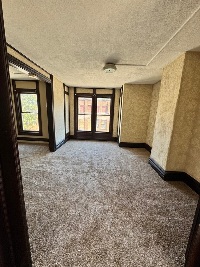 Building Photo - 1524 E 49th