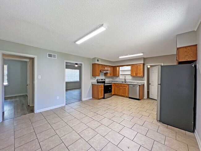 Building Photo - 2372 Ashland Dr