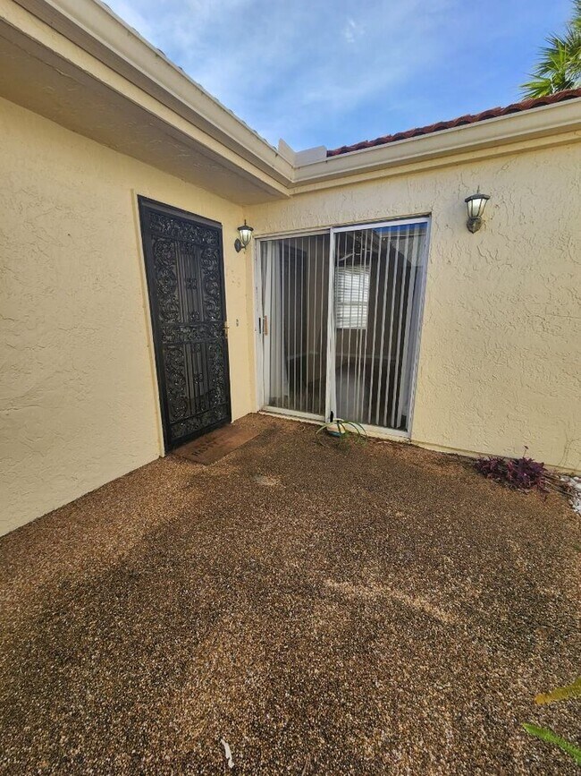 Building Photo - Floridian style 3 bedroom home in Courtyar...