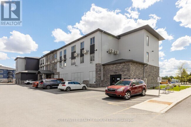 Photo du bâtiment - 979 N Russell Rd
