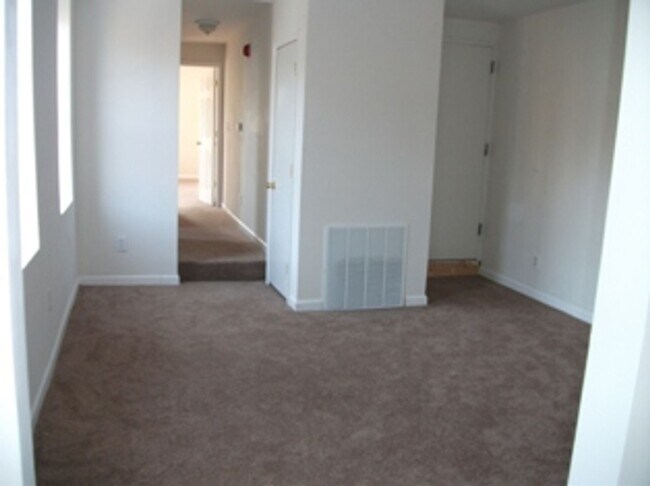 Building Photo - 4940