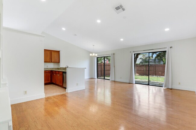 Building Photo - 107 Greenbriar Dr
