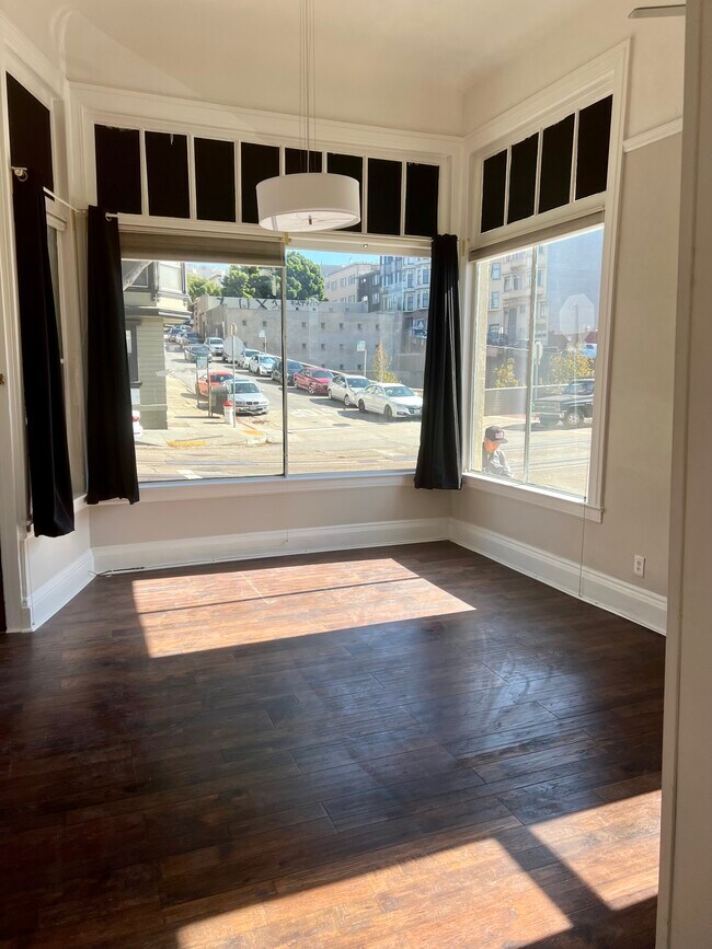 Bedroom on main floor with separate entrance - 1701 Hyde St