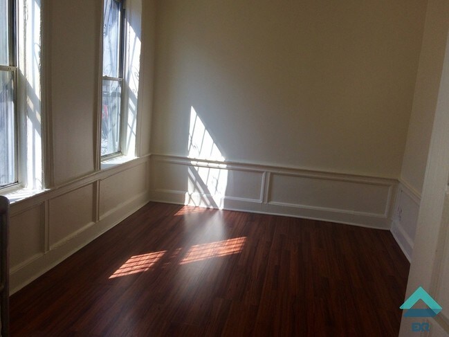 Foto del edificio - 2266 Strauss St