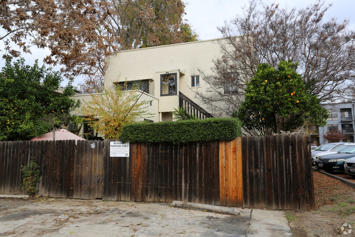 Building Photo - 1416 Q St