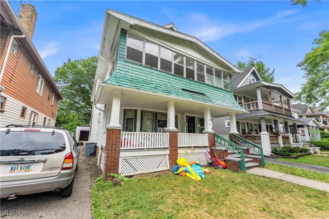 915 Helmsdale Rd Cleveland Heights, OH 44112 – photo 2