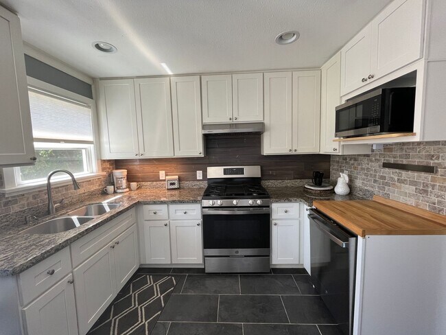 Building Photo - 2 BD 1BA Spacious Home in Bremerton