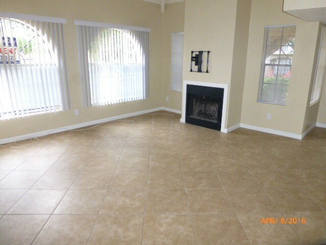 Foto del edificio - 1211 N Miller Rd