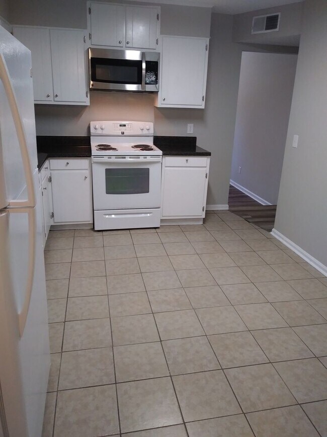 Foto del edificio - 2 Bed 1 Bath Duplex Conveniently Located i...