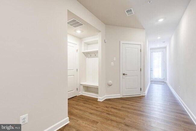 Foto del edificio - 200 Hickory Holw Ct