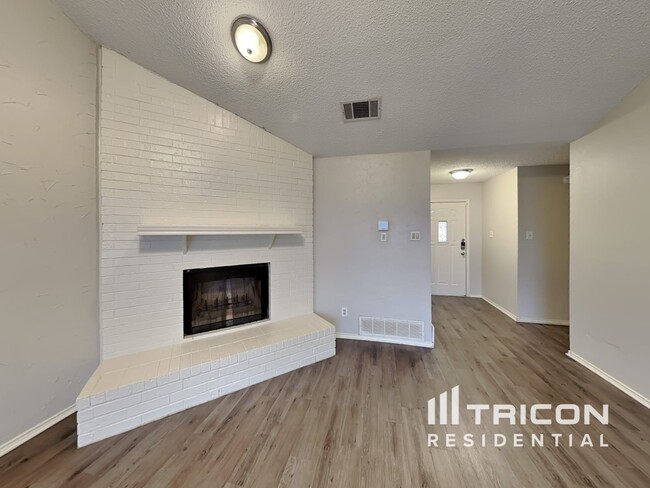 Foto del edificio - 1328 N Creek Dr