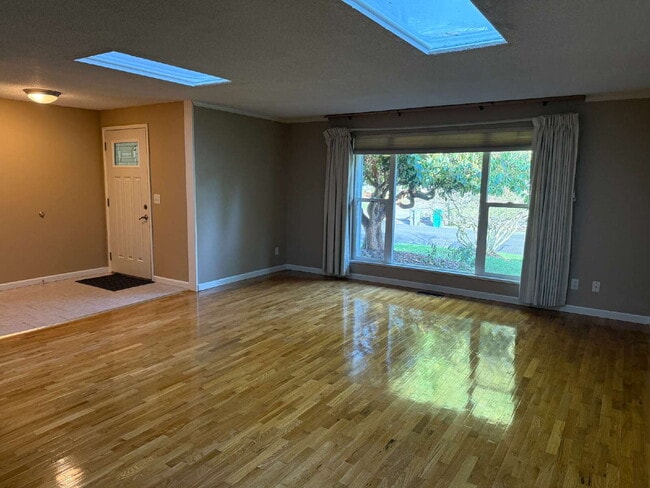 Foto del edificio - Spacious 4-Bedroom Retreat in Renton Available!