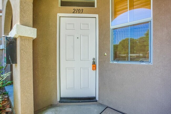 Building Photo - Beautiful 2 Bedroom 2.5 Bath Gated Condo w...