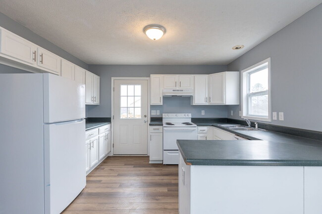 Building Photo - 70 Strawberry Hill Ln